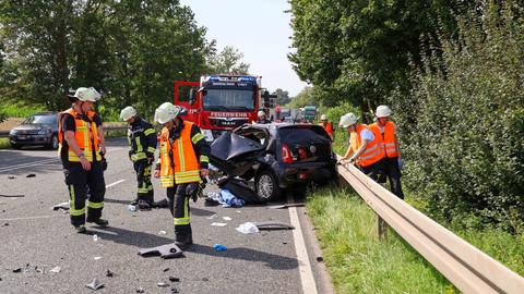 Unfallstelle mit zerstörtem Auto und Rettungskräften bei Großenlüder