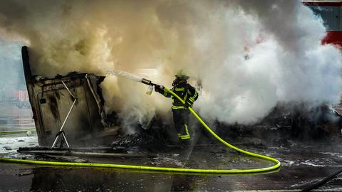 Die Feuerwehr Gründau bei dem Löscheinsatz: Das Wohnmobil brannte aus. 