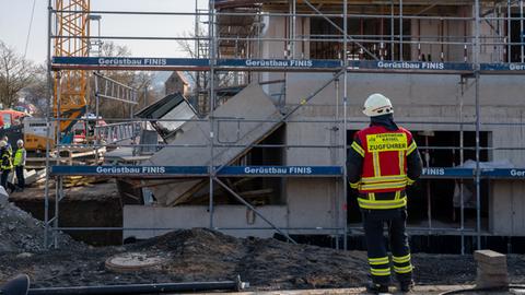 Ein herabgestürzter Balkon hat einen Arbeiter erschlagen. 