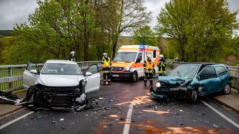 Zwei Schwerverletzte Bei Frontalcrash In Hosenfeld Dachstuhlbrand Nach Blitzeinschlag Mulllaster Umgekippt Fahrer Verletzt Hessenschau De Hessen Am Morgen