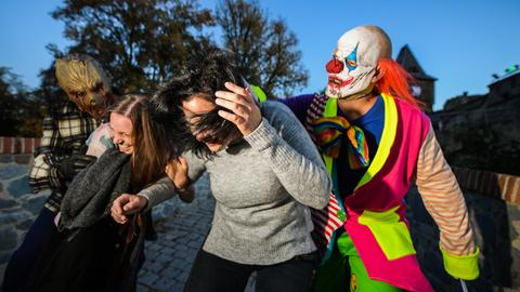 Grusel-Clown erschreckt Menschen