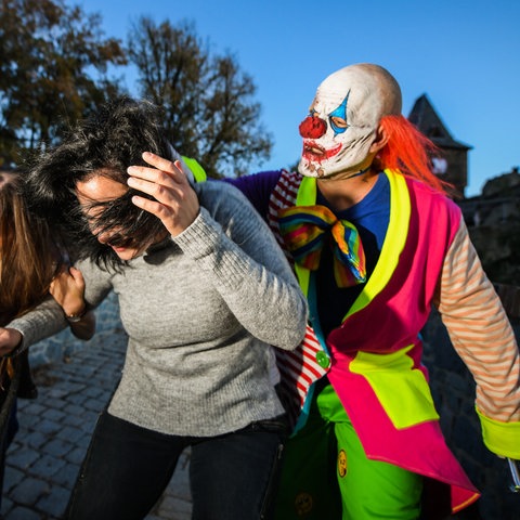 Grusel-Clown erschreckt Menschen