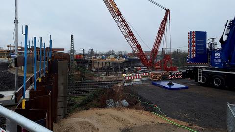 Auf der Baustelle an der Hanauer Hauptbahnhofbrücke steht ein Kran.