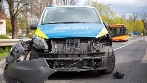 Beschädigtes Polizeiauto nach Verkehrsunfall in Hanau