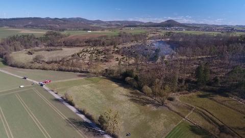 Luftaufnahme nach dem Feuer, verbrannte Fläche an Hang