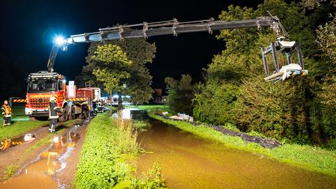 Bombeiros protegem uma barragem inundada em Hattersheim