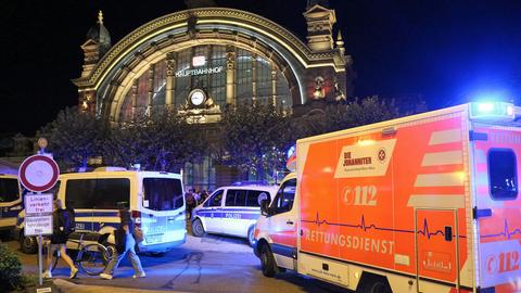 Polizisten am Dienstagabend zwischen den Gleisen 6 und 9. Ein Mann wurde erschossen, ein Verdächtiger festgenommen.