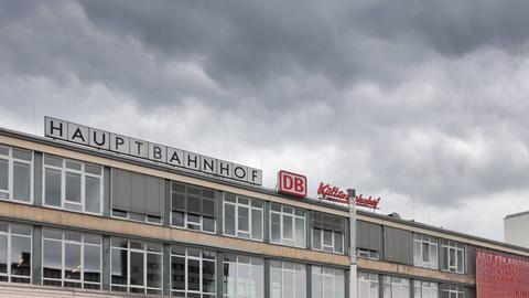 Aufschrift "Kulturbahnhof" auf dem Kasseler Hauptbahnhof