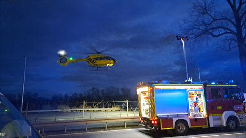 Ein Helikopter, daneben ein Feuerwehrauto.