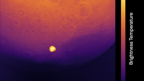 Der Marsmond Deimos als gleißend heller Punkt vor der orange-lilafarben schimmernden Oberfläche