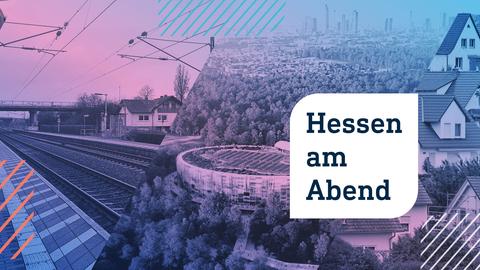 Collage aus drei Fotos: links ein Blick in Bahngleise an einem kleinen Bahnhof; in der Mitte Visualsierung einer Mehrzweckhalle aus der Vogelperspektive in der Frankfurter Landschaft mit Skyline hinten; rechts viele Einfamilienhäuser hinter- und nebeneinander. Im Vordergrund die Aufschrift "Hessen am Abend" in einer weißen Blase.