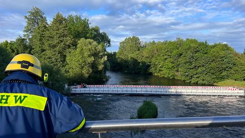 Die Behelfsbrücke Hessentag wurde nach heftigen Regenfällen am Donnerstag aus Sicherheitsgründen gesperrt.