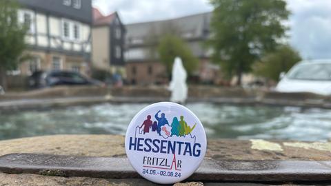 Eine Anstecknadel mit Informationen auf den diesjährigen Hessentag.