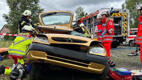 Rettungskräfte an verunfallten Auto (Simulation)