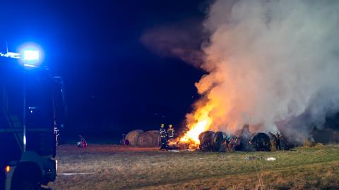 Nächtliche Löscharbeiten bei einem Heuballenbrand