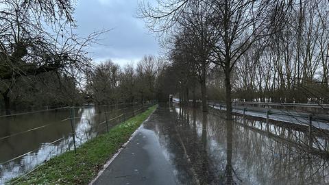 Die Lahn ist bei Heuchelheim über die Ufer getreten - die L3359 ist dort gesperrt. 