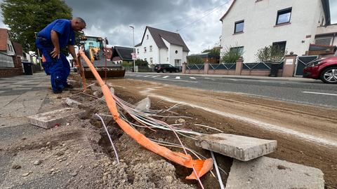 An der Straße wurden zuvor Glasfaserkabel verlegt. 