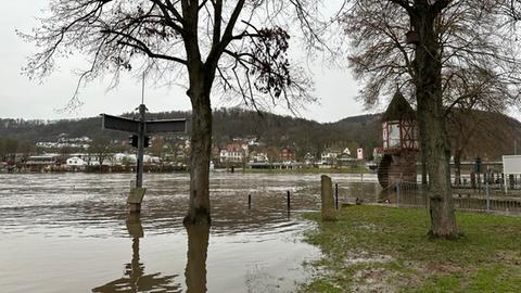 Im Wasser: Das Pegelhäuschen an der Weser in Bad Karlshafen.