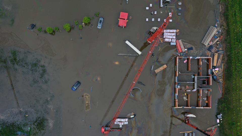 Ein Baugebiet ist vom Hochwasser der Mindel überschwemmt (Luftaufnahme mit einer Drohne).