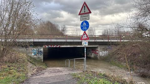 Kein Durchkommen: die Unterführung unter der B3 bei Kassel-Niederzwehren ist vollgelaufen. Dort ist der Grunnelbach über die Ufer getreten.