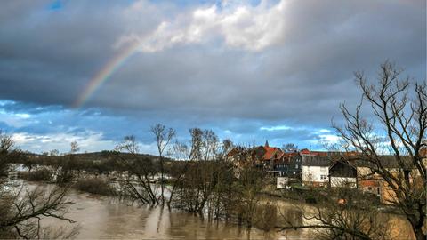 So hoch stand das Wasser an der Lahn bei Fronhausen-Bellnhausen (Marburg-Biedenkopf) am Mittwoch. 