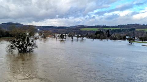 Wiesen sind von Hochwasser überflutet.