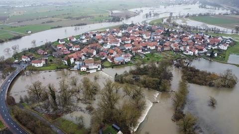 Viel Hochwasser rund um den Ort Weimar-Roth im Kreis Marburg-Biedenkopf, wie eine Drohnenaufnahme aus der Luft zeigt