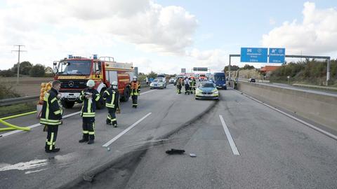 Feuerwehr- und Polizeifahrzeuge stehen nach dem Raser-Unfall auf der Autobahn A66.