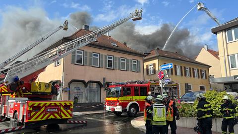 Feuerwehr-Einsatzkräfte im Löscheinsatz