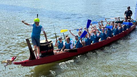 Drachenboot des hr auf dem Main beim Museumsuferfest Frankfurt mit Besatzung in blauen Leibchen