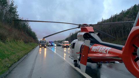 Hubschrauber Notarzt Rettungshubschrauber Straße Regen Sujet