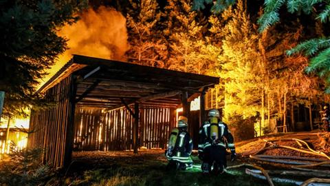 Eine Hütte im osthessischen Hünfeld geriet am Samstagabend in der Brand. 