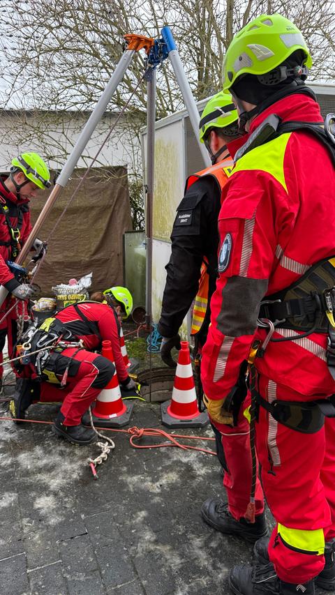 Höhenretter bereiten die Rettung eines Hundes vor, der in einen Schacht gefallen ist.