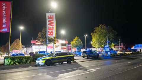 Polizeiautos vor Supermarkt