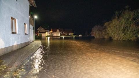 Überflutete Straße im Vogelsbergkreis