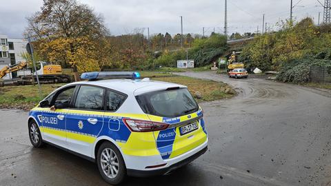 Ein Fahrzeug der Bundespolizei steht nahe dem Fundort der Bombe am Rangierbahnhof in Kassel-Rothenditmold.