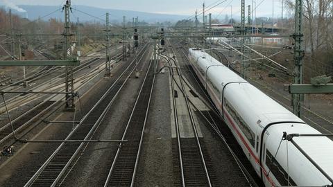 Ein ICE verlässt den Bahnhof Kassel-Wilhelmshöhe Richtung Süden. Zu sehen sind mehrere parallel verlaufende Gleise und viele Signale.