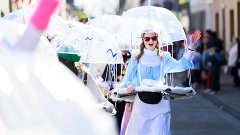 In Hanau-Steinheim scheint die Sonne - trotzdem waren einige wohl vorsichtshalber mit Regenschirm unterwegs.