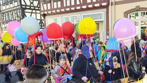 Viele bunte Luftballons - beim Kinder-Fastnachtsumzug in Seligenstadt (Offenbach).