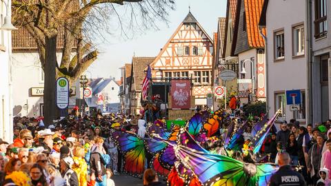 Bei Fastnachtsumzügen waren bei gutem Wetter am Sonntag viele Narrinnen und Narren in Hessen auf der Straße unterwegs - wie im Büttelborn im Kreis Groß-Gerau.