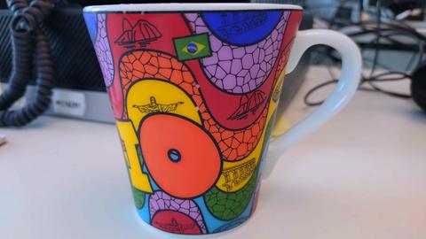 Tasse mit bunten Flächen und Brasilien-Flagge