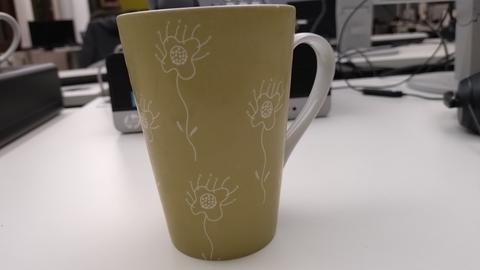 Große grüne Tasse mit Blumen