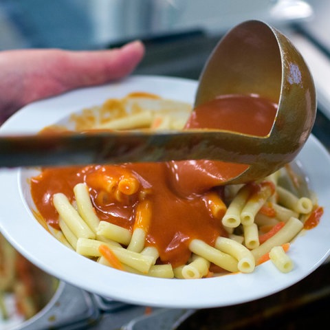 Suppenkelle mit Nudeln und Tomatensoße