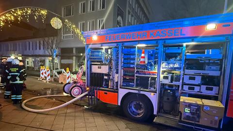 Feuerwehrwagen steht bei einem Einsatz am Straßenrand in der Kasseler Innenstadt.