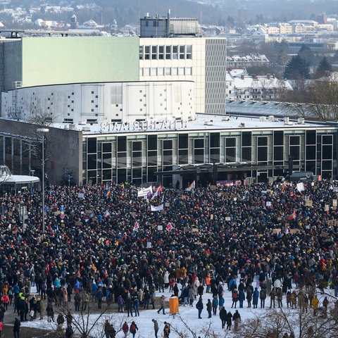 Blick von oben auf die Demonstrierenden in Kassel. 