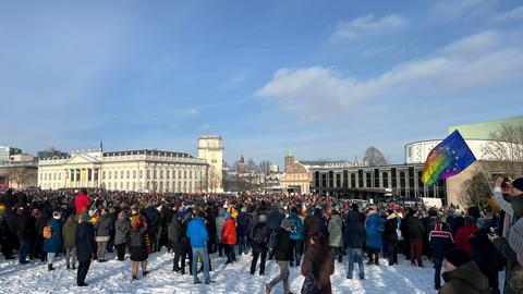 Protestierende Menschen vor dem Kasseler Staatstheater.