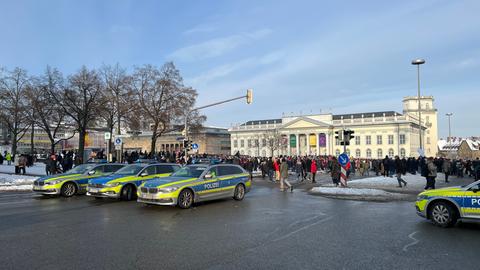 Polizeiautos vor dem Kasseler Staatstheater.