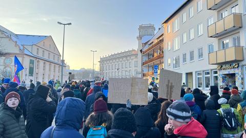 Menschen dicht gedrängt zwischen Häuserzeilen