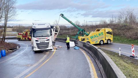 Foto eines Lkws, der von einem Aufschleppwaren aufgerichtet wird - in einer Kurve (Autobahnabfahrt/-auffahrt)