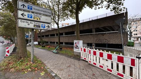 Absperrung vor einer Einfahrt zu einem alten Parkhaus